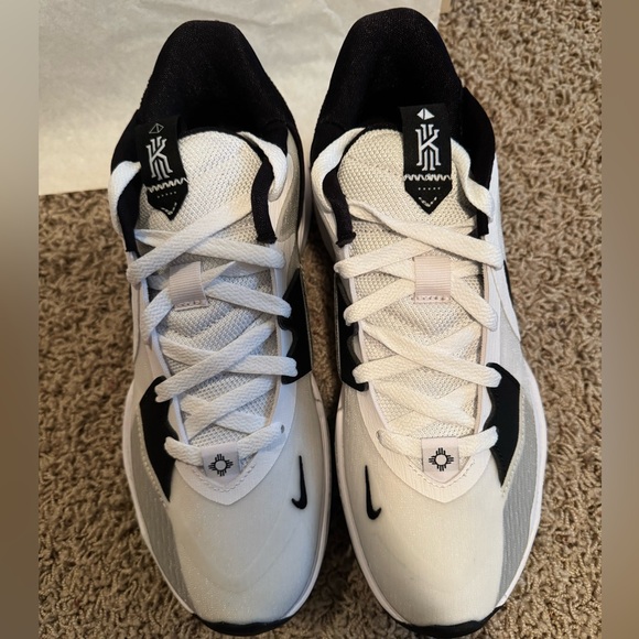 Kyrie Irving low 5 TB - Picture 3 of 4